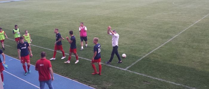 A Vác FC csapata és edzője köszöni meg a szurkolók biztatását az NBII első fordulójában, a III. Kerületi TVE óbudai pályáján